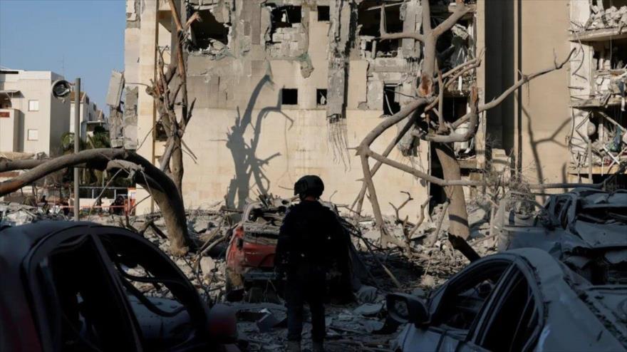 Un militar israelí se encuentra entre los escombros en Beersheba tras un ataque con misiles de Irán, junio de 2025. (Foto: Reuters)