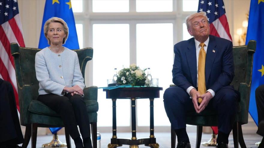 El presidente de EE.UU., Donald Trump, y presidenta de la Comisión Europea, Ursula von der Leyen, tras firmar un acuerdo comercial, 27 de julio de 2025.