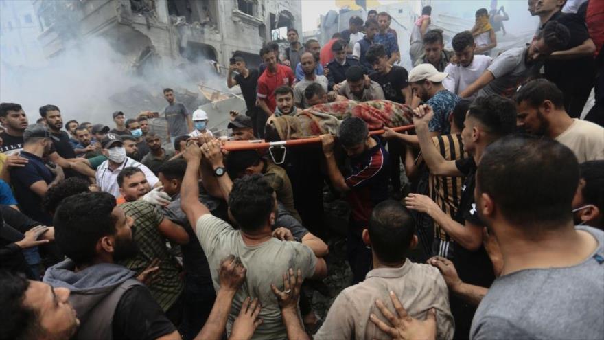 Palestinos retiran un cadáver de los escombros de un edificio tras un ataque aéreo israelí en el campo de refugiados de Jabalia. (Foto: AP)