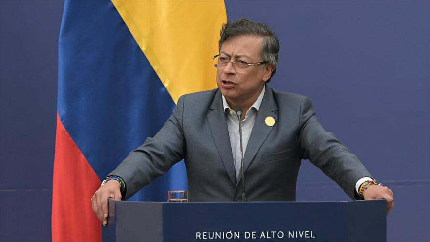 El presidente de Colombia, Gustavo Petro, pronuncia un discurso conjunto con los demás líderes (fuera de plano) durante la cumbre “Democracia Siempre”, 21 de julio de 2025. (Foto: AFP)