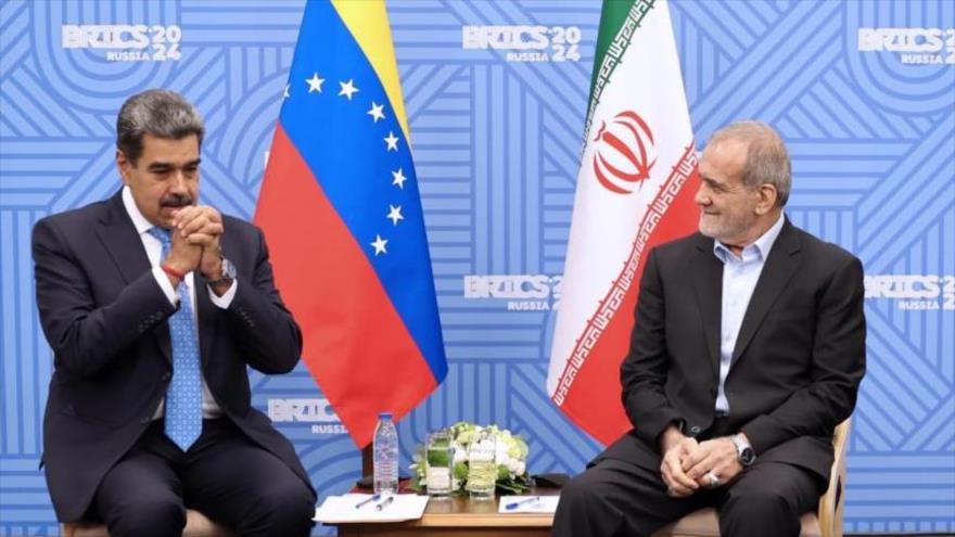El presidente de venezuela, Nicolás Maduro (izda.) y su par irani, Masud Pezeshkian, al margen de la Cumbre de BRICS en Kazan, Rusia, 24 de octubre de 2024.