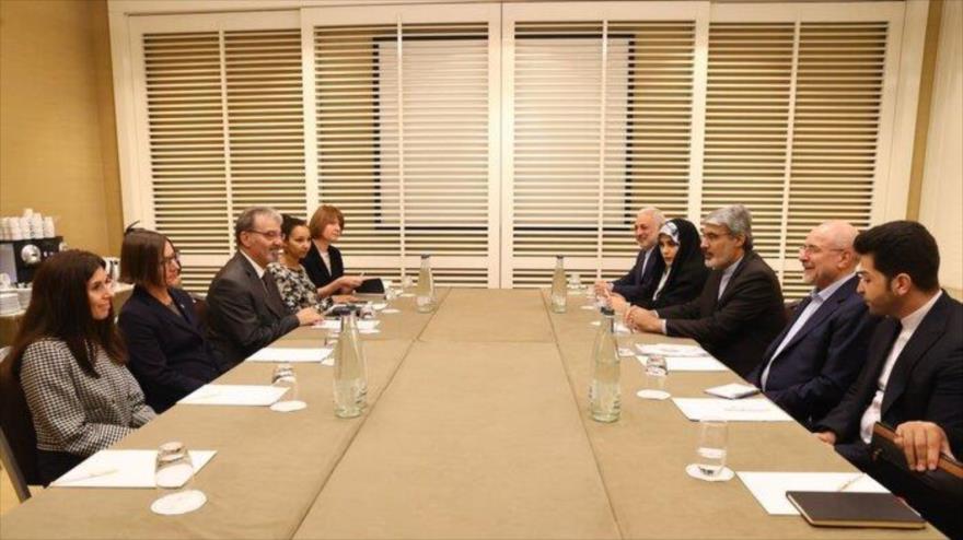 Una delegación iraní encabezada por el presidente del parlamento iraní, Mohamad Baqer Qalibaf, con presidente de CICR, 30 de julio de 2025.