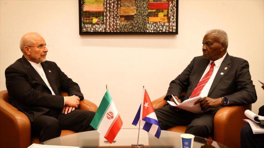 El jefe del Parlamento de Irán, Mohamad Baqer Qalibaf (izda.) y su par cubano, Juan Esteban Lazo Hernández, en una reunión en Ginebra, 30 de julio de 2025.