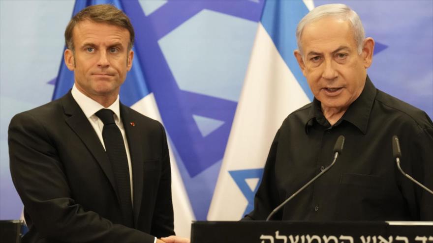 El premier israelí, Benjamín Netanyahu (dcha.), estrecha la mano del presidente francés, Emmanuel Macron, en Al-Quds (Jerusalén), 24 de octubre de 2023. 