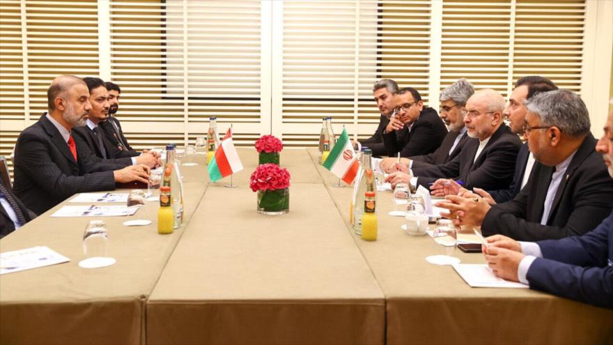 El presidente del Parlamento iraní, Mohamad Baqei Qalibaf, se reúne con el presidente del Consejo Consultivo de Omán, en Ginebra, 31 de julio de 2025.