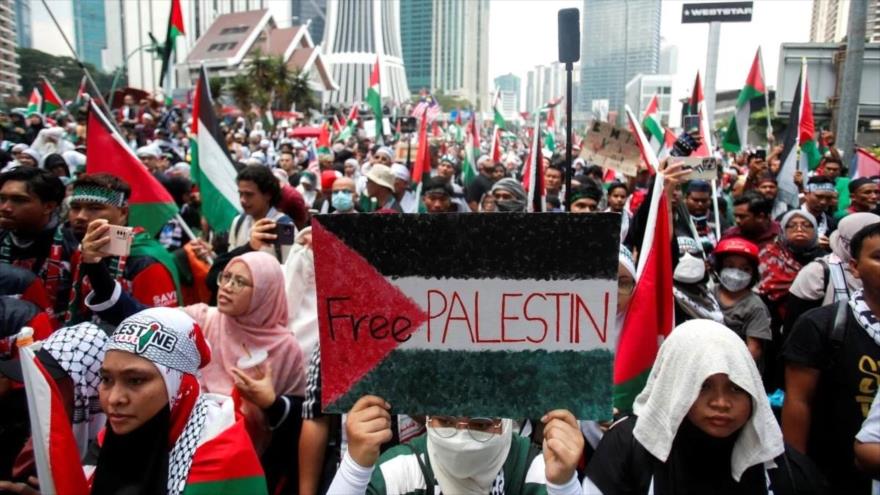 Manifestantes en Singapur con pancartas en las que se lee, Palestina Libre, 8 de noviembre de 2023.
