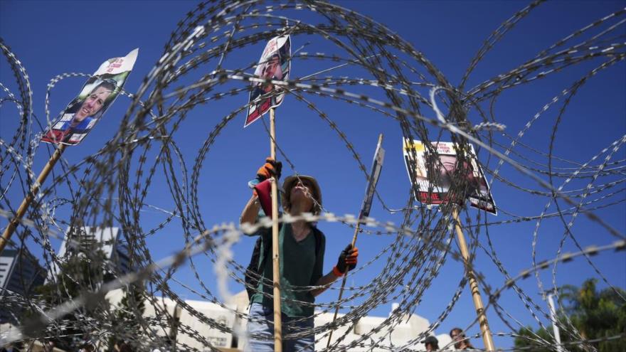 Israelíes salen a las calles con alambre de púas contra Netanyahu en Tel Aviv, 2 de agosto de 2025.