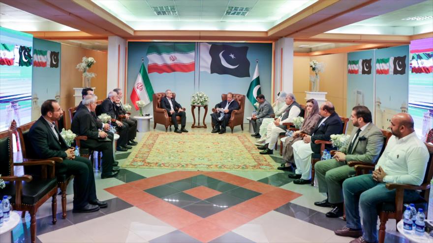 Una delegación iraní encabezada por el presidente de Irán, Masud Pezeshkian, durante una reunión con Nawaz Sharif, 2 de agosto de 2025. 
