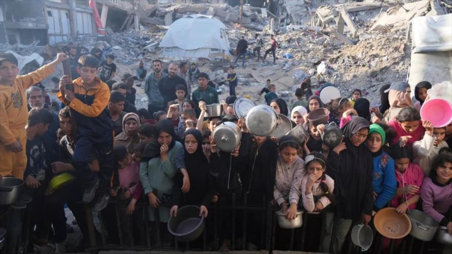 Los palestinos esperando comida en Beit Lahiya, al norte de la Franja de Gaza, 1 de agosto de 2025. (Foto: Euronews)