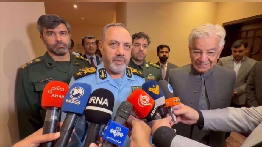El ministro iraní de Defensa, Aziz Nasirzade, habla con periodistas junto a su homólogo pakistaní (dcha.), en Islamabad, 2 de agosto de 2025.