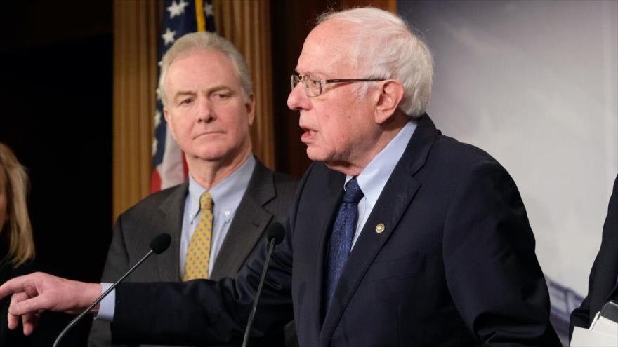 Los senadores estadounidenses, Chris Van Hollen (detrás), y Bernie Sanders, participan en una conferencia de prensa en el Capitolio, 9 de enero de 2020.