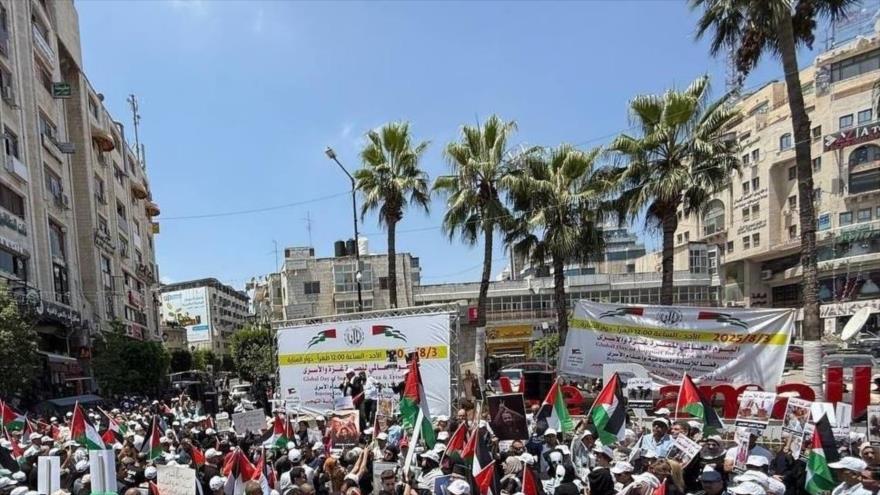 Manifestantes palestinos protestan contra el genocidio israelí del pueblo palestino, Cisjordania, 8 de agosto de 2025.