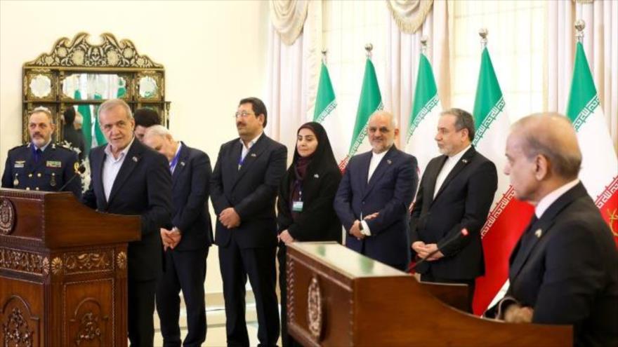 El presidente de Irán, Masud Pezeshkian (izqda.), en una rueda de prensa conjunta con el premier paquistaní, Shehbaz Sharif, Islamabad, 3 de agosto de 2025.