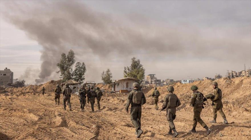 Soldados israelíes caminan por la Franja de Gaza durante una operación terrestre en enero de 2024.