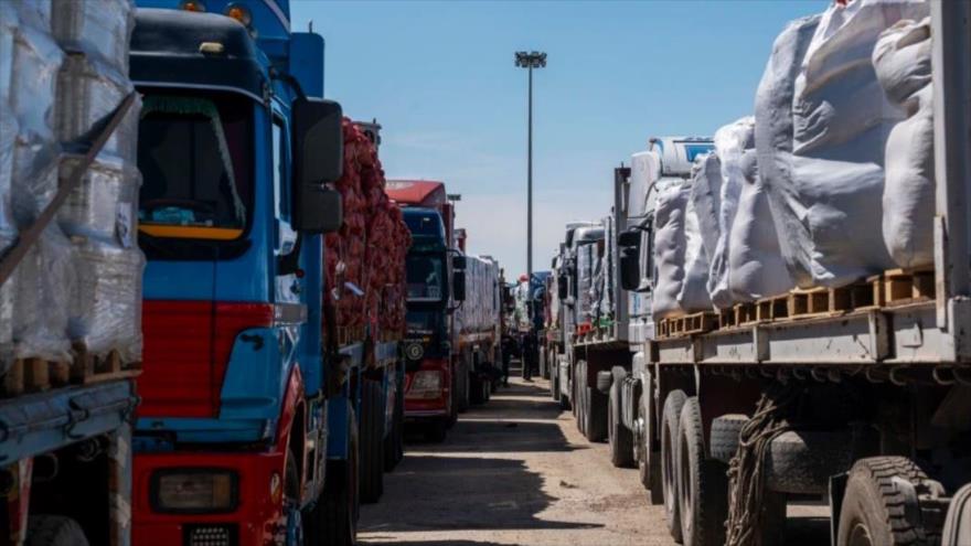 Camiones con ayuda esperan frente al cruce fronterizo de Rafah, entre Egipto y el sur de Gaza, 2 de marso de 2025. Foto:(Getty Images).
