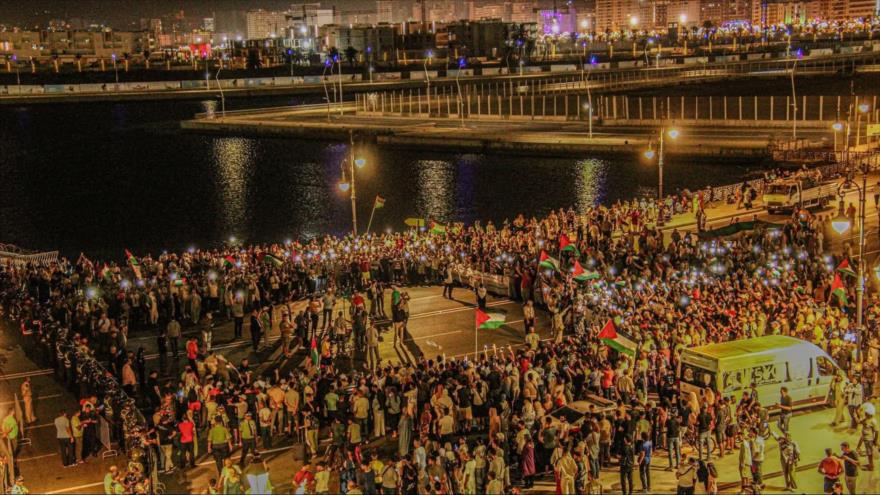 Marroquíes protestan contra las brutalidades del régimen de Israel en una marcha en el puerto de Tánger, 2 de agosto de 2025.