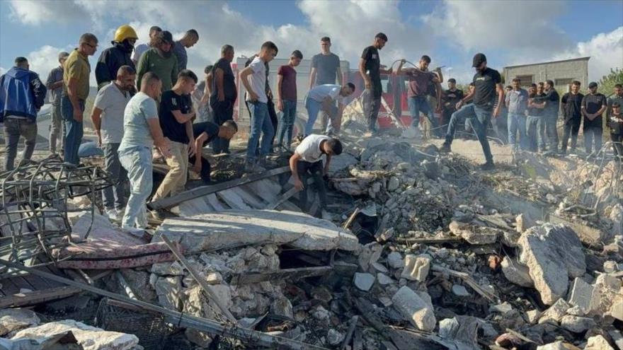 Palestinos inspeccionan las consecuencias de un ataque del ejército israelí a un granero agrícola cerca de la ciudad de Qabatiya, en Cisjordania, 4 de agosto de 2025.