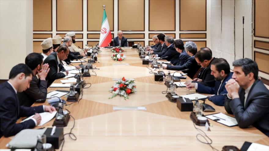 El presidente de Irán, Masud Pezeshkian, se reúne con un grupo de destacados musulmanes chiíes y suníes pakistaníes en Islamabad, 3 de agosto de 2025.