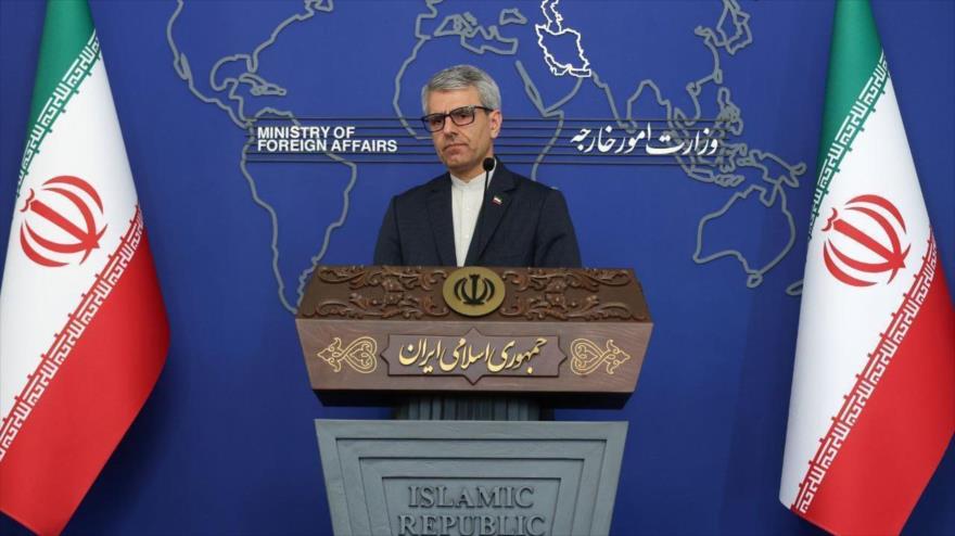El portavoz de la Cancillería de Irán, Esmail Baqai, durante una rueda de prensa, Teherán.