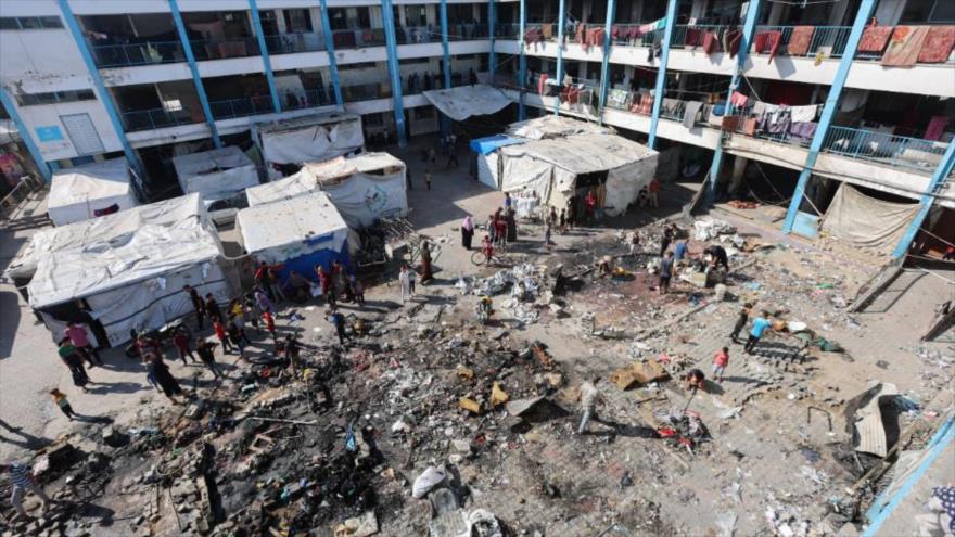 Palestinos inspeccionan el lugar de un ataque israelí contra una escuela, campo de refugiados de Bureij, centro de la Franja de Gaza, 8 de julio de 2025. (Foto: Reuters) 