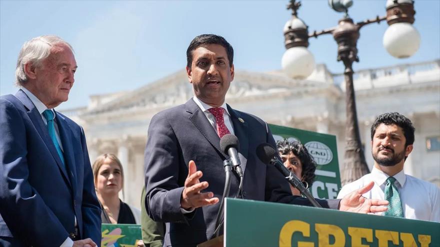 El representante Ro Khanna (demócrata de California) habla durante una conferencia de prensa, 20 de abril de 2023.