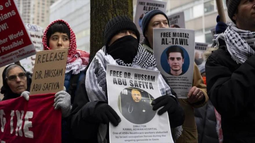 Trabajadores de salud exigen la liberación del Dr. Hussam Abu Safiya y profesionales palestinos presos en Israel, Nueva York, EE.UU., 6 de enero de 2025.