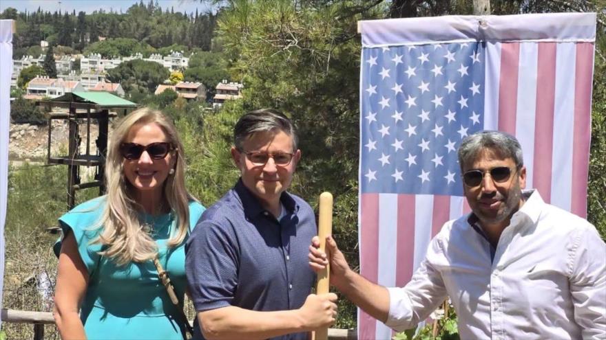El presidente de la Cámara de Representantes, Mike Johnson (centro) visita un asentamiento ilegal israelí, 4 de agosto de 2025.
