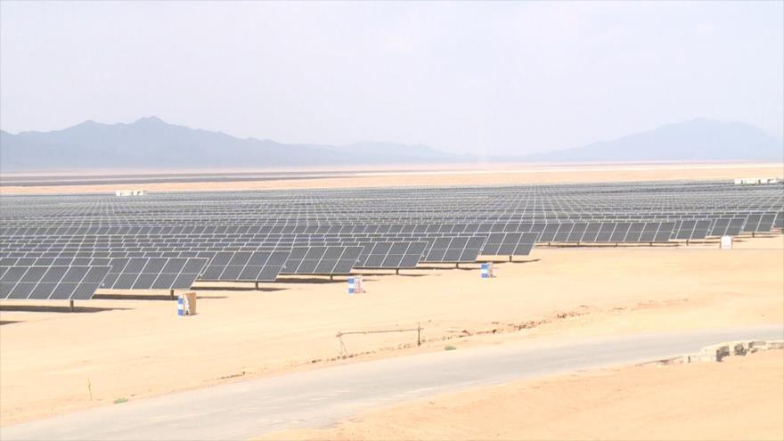 Irán inaugura la mayor planta de energía solar de Asia Occidental