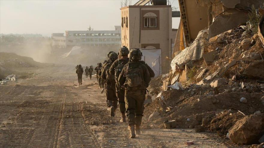 Tropas israelíes caminan entre las ruinas de los barrios residenciales en la Franja de Gaza, 25 de julio de 2024. (Foto: AFP)