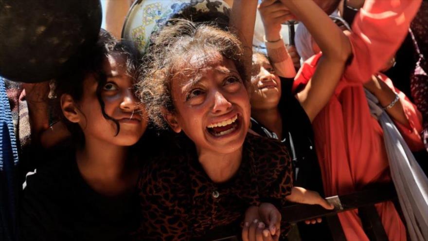 Palestinos esperan recibir comida de un comedor social, Jan Yunis, al sur de la Franja de Gaza, 4 de agosto de 2025. (Foto: Reuters)