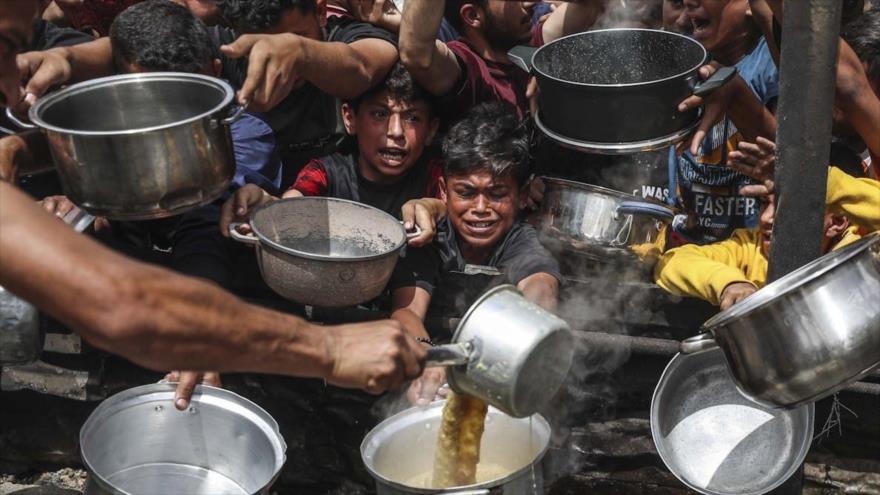 Palestinos hacen fila para recibir alimentos en el campo de refugiados de Yabalia, Gaza, 17 de mayo de 2025. (Foto: Anadolu)