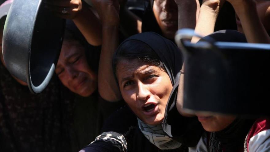 Palestinos esperan recibir comida de un comedor social, en Jan Yunis, sur de la Franja de Gaza, 4 de agosto de 2025. (Foto: Reuters)