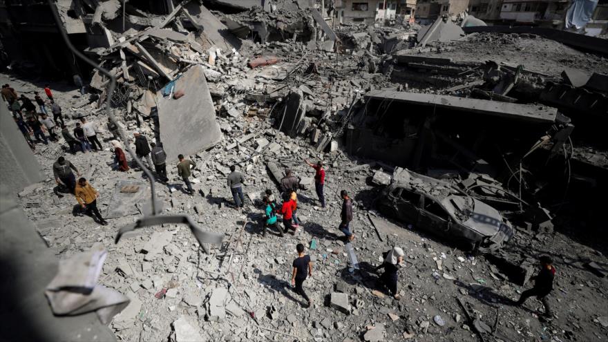Palestinos inspeccionan el lugar de un ataque israelí contra un edificio residencial en Yabalia, en el norte de la Franja de Gaza, 18 de marzo de 2025. (Foto: Reuters)