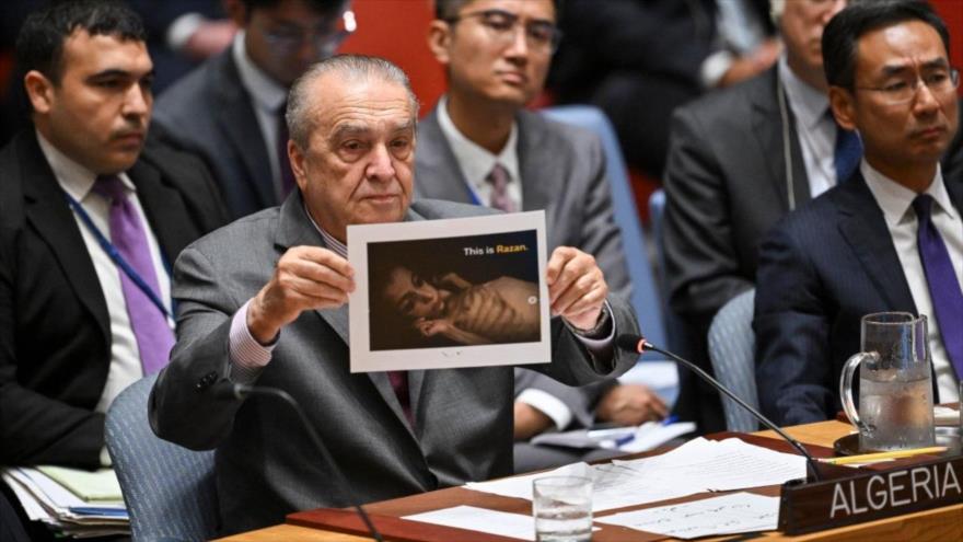 El representante de Argelia ante la ONU, Amar Benjamaa, denuncia los crímenes de Israel en Gaza en una reunión del CSNU, 5 de agosto de 2025.