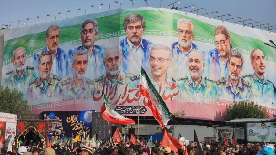 El funeral de varios altos mandos militares y científicos nucleares iraníes asesinados durante la reciente agresión israelí a Irán en Teherán, junio de 2025.