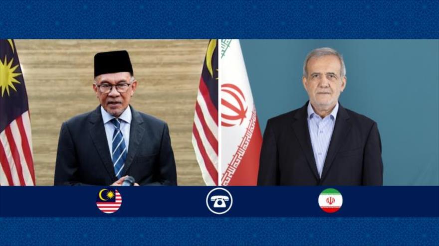 El presidente de Irán, Masud Pezeshkian (decha.) y el premier malasio, Anwar Ibrahim.