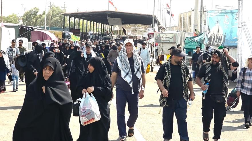 Personas en el cruce fronterizo de Khosravi, entre Irán e Irak, 6 de agosto de 2025.