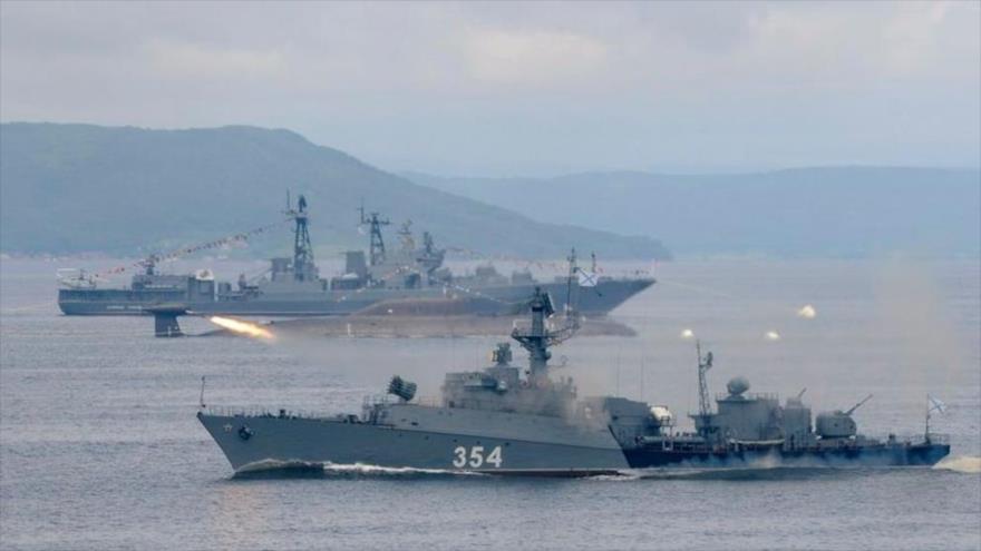 Un barco de guerra lanza un cohete durante las celebraciones del Día de la Armada rusa en la ciudad de Vladivostok.