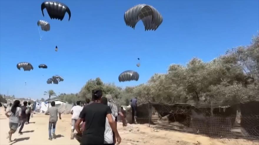Israel lanza ayuda aérea a Gaza; palestinos la rechazan por humillante