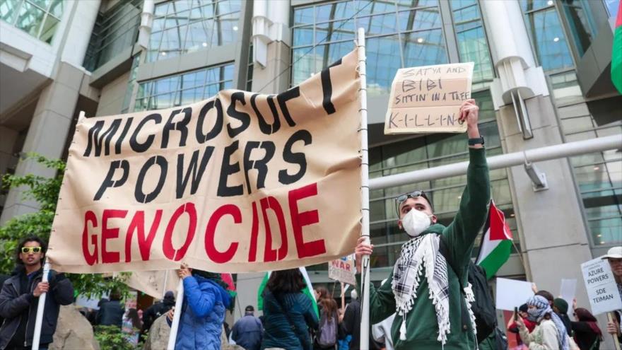 Manifestantes protestan frente a la sede de Microsoft Build en Seattle, EE.UU., 19 de mayo de 2025. (Foto: AFP)