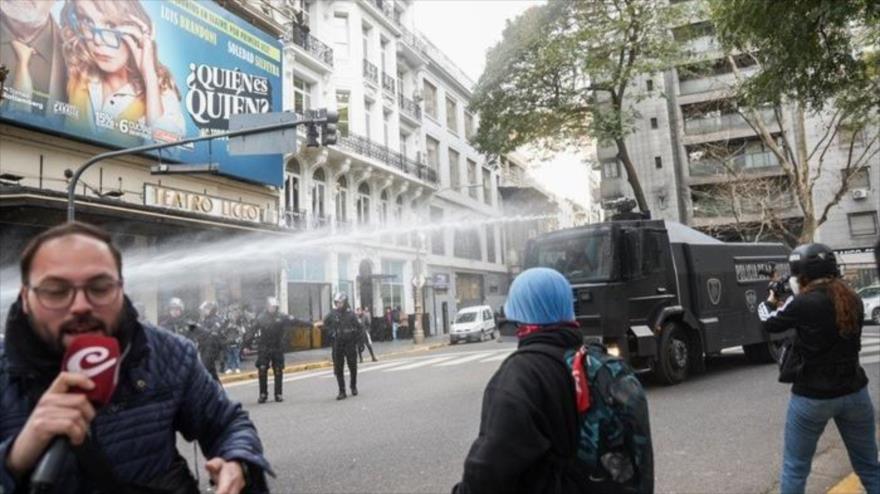 Un camión hidrante intenta a disperar a los manifestantes argentinos, 6 de agosto de 2025. 