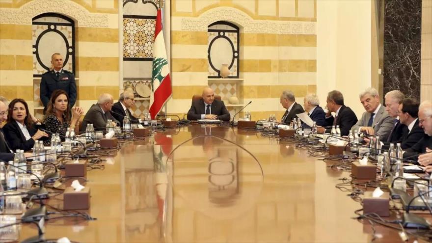 El presidente libanés, Joseph Aoun (centro), preside la reunión de gabinete sobre el desarme de Hezbolá. Beirut, 7 de agosto de 2025. 