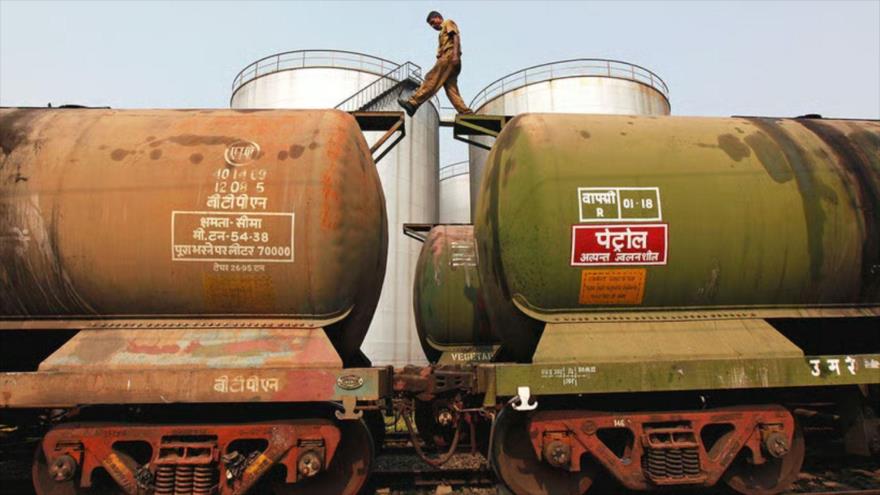 Vagones de un tren cisterna indio frente a una refinería. (Foto: Reutres)