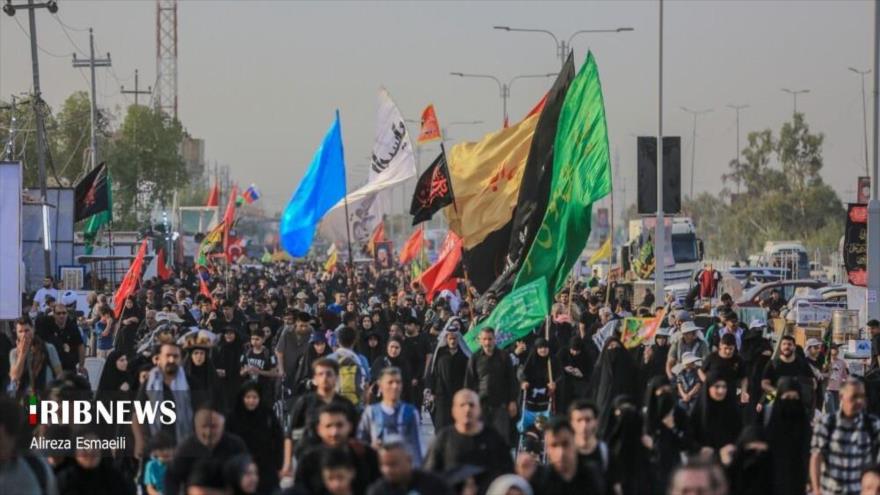Los peregrinos caminan una larga ruta de casi 10 kilómetros para llegar a la ciudad iraquí de Karbala y acudir a los rituales de Arbaín en el mausoleo del Imam Husein (P), 7 de agosto de 2025. (Foto: IRIBNEWS)