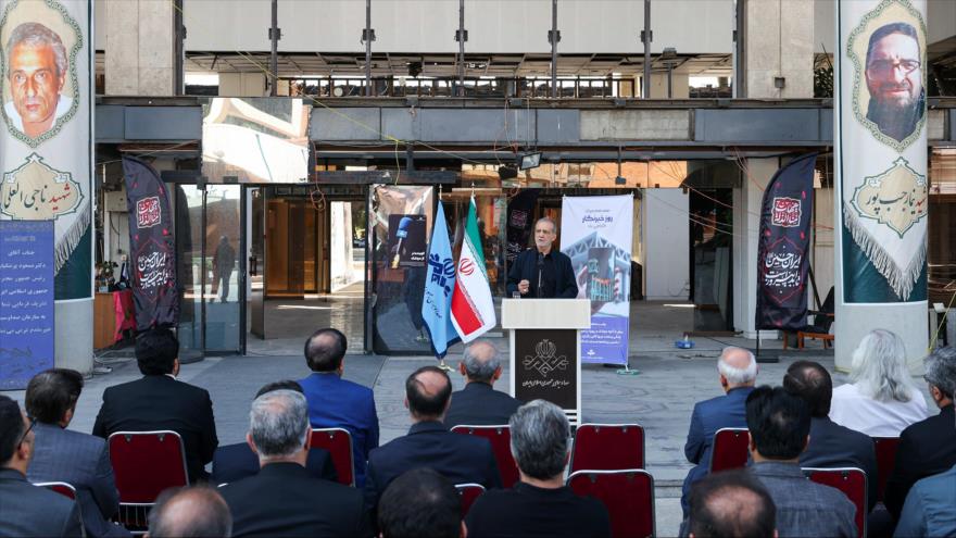 El presidente iraní, Masud Pezeshkian, visita a la Organización de Radio y Televisión de Irán (IRIB), con motivo del Día del Periodista, 9 de agosto de 2025.