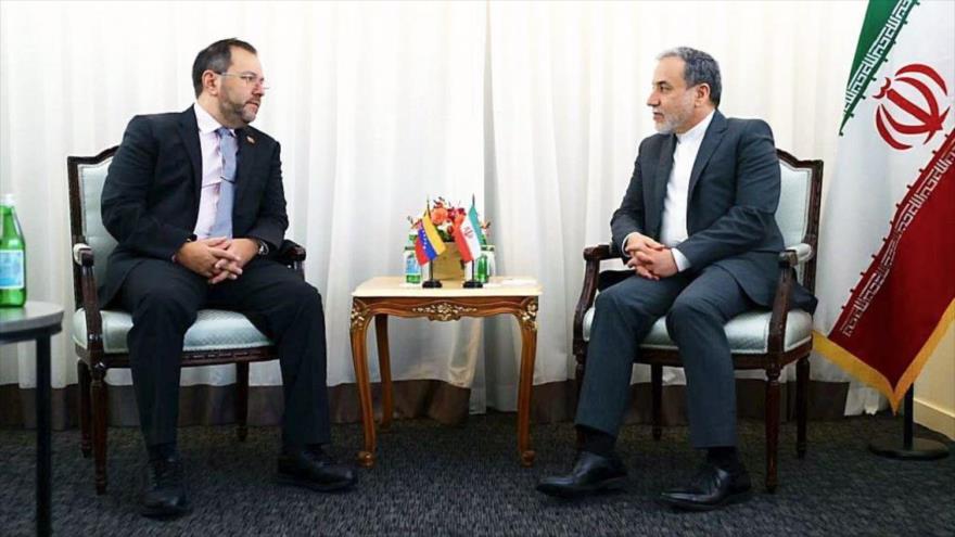 El ministro de Exteriores de Irán, Seyed Abás Araqchi, (dcha.) y el canciller de Venezuela, Yvan Gil.