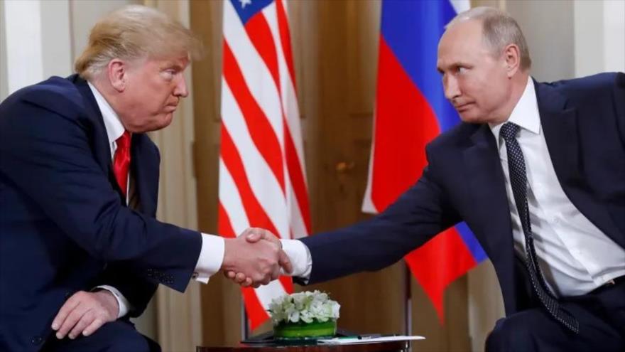 El presidente de Estados Unidos, Donald Trump, y el presidente ruso, Vladímir Putin, se estrechan la mano al comienzo de una reunión en Helsinki, Finlandia, en 2018. (Foto: AP)