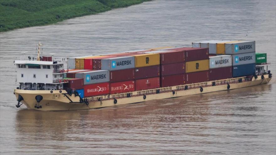 Un barco de la empresa de envíos Maersk durante una misión.