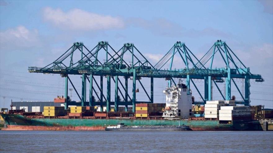 Un buque portacontenedores fotografiado en el puerto de Amberes, Bélgica, 31 de marzo de 2025.