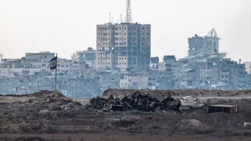 Edificios dañados en Gaza se ven desde el lado de los territorios ocupados palestinos, 7 de agosto de 2025. (Foto: Reuters)